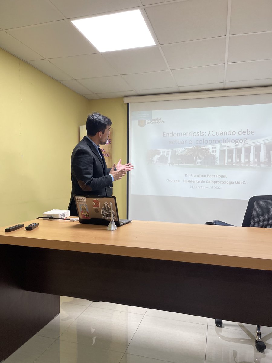 Dr Francisco Báez, exponiendo sobre endometriosis, la mirada del coloproctólogo