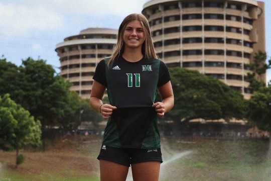 piper_bertani's tweet photo. I am excited to announce that I have verbally commited to play soccer and continue my academic career at the University of Hawaii! Thank you to everyone who has helped me throughout this process. GO BOWS!🌈 @MicheleBud @kaularowe @FrenchyMarc @HawaiiWSoccer @ECNLgirls #sistahhood https://t.co/eAkNv459Ee