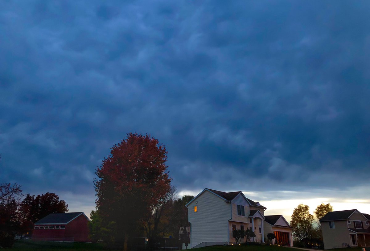 Springish clouds, summerish temps and fallish colors. I love Michigan days like this.😍 #wmiwx #miwx #mammatus #StormHour #AutumnVibes