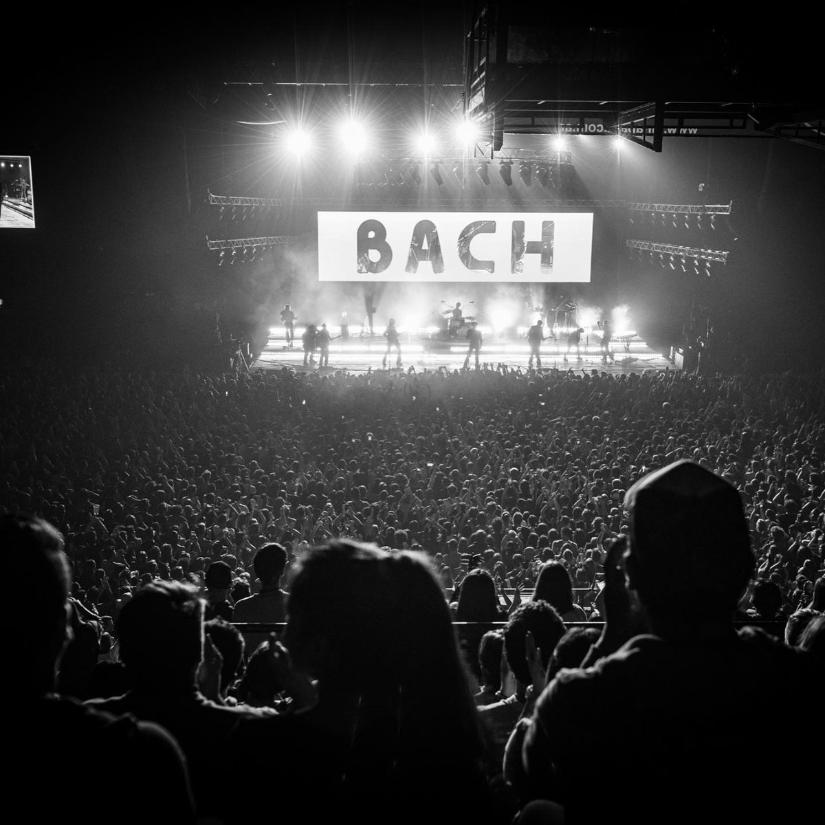 cosmicamx_'s tweet photo. Los @BandalosChinos ante 8,500 espectadores el sábado pasado en su concierto en el mítico @stadiumlunapark.

Ya nos urgen. Nos vemos en "La Mexicana¨ el 04 de noviembre. https://t.co/5gy8oGN3PG