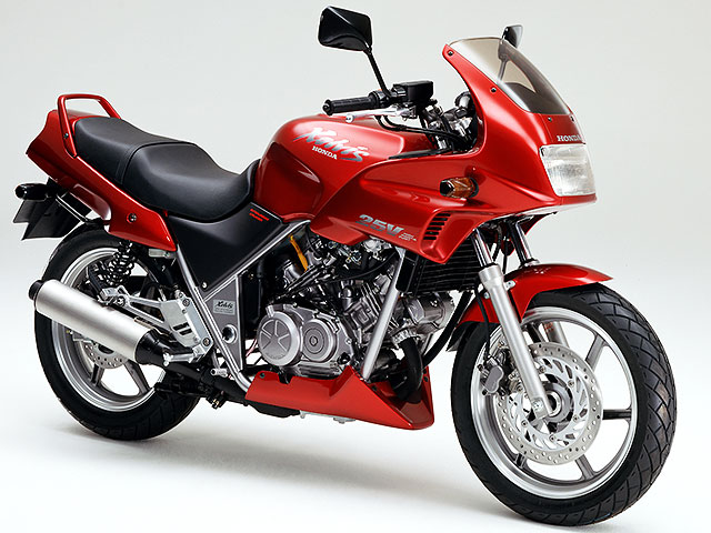 ［祝！生誕祭］10月28日は #ゼルビス の誕生日（発売日）だよ。平成3年（1991年）生まれだから今日で31歳。VTシリーズのツアラーだね。そんな快適さもあったのか、最近までバイク便さんが乗ってるの見かけたような。こういう250ccツアラー、今もあったらいいな ＞＞bikebros.co.jp/catalog/1/70_5/
#XELVIS