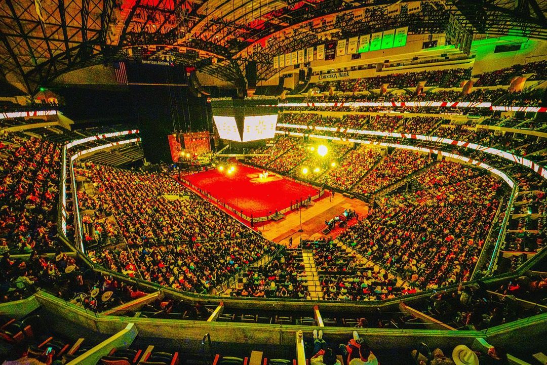 PepeAguilar's tweet photo. 1,000,000 de #GRACIAS #DALLAS !!!
QUE NOCHE LA DE ANOCHE !!!
Y el año se acaba y los aguilar siguen de gira !😮🤣
Pero ya solo quedan 2 #JSFUSA más y se acabó la gira! ¿Qué, qué?
Pero seguimos con #JSFMX y varios shows más en solitario.
#AguilarTours #JSF2022USA #PuroMéxico https://t.co/wQLOr1ZRHF