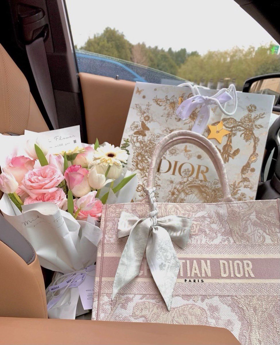 bottegalolita's tweet photo. Dior tote bag https://t.co/KLUOfaLuTF