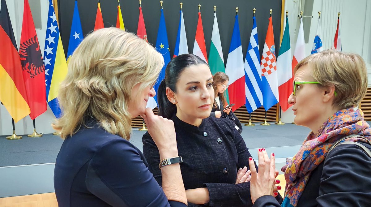 Me Sekretaren e Shtetit Brantner &amp; përfaqësuesen e KFW, në Berlin, tryeza e Ministrave të Energjisë për Ballkanin Perëndimor. Diskutuam sfidat e kapërcimit të krizës, por sigurisht edhe nën këndvështrimin  e Procesit të Berlinit. Dekarbonizimi &amp; diversifikimi, mbeten prioritet.