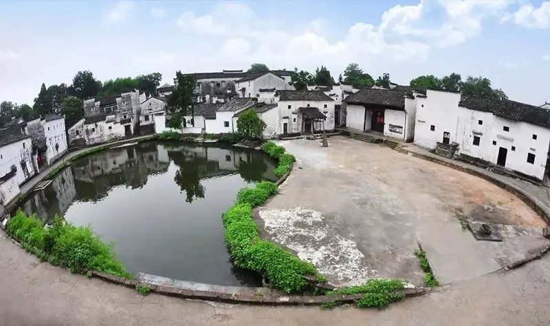 This is an ancient village in Lanxi, Jinhua. According to historical records, the integral arrangement of the village was designed by Zhuge Liang’s 27th generation grandson. Zhuge Liang, the God of Chinese Wisdom.this village looks like a Tai Chi Pattern of Chinese Philosophy