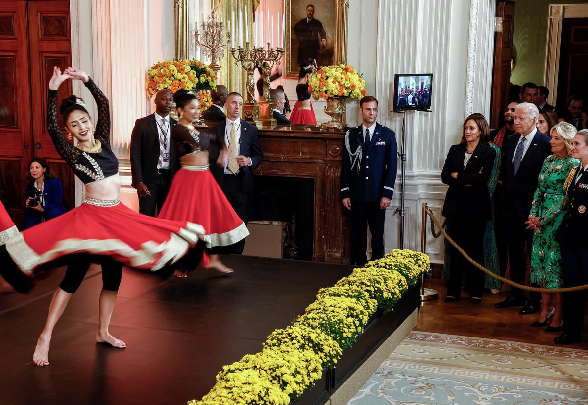 So cool to see our sis <a href="/PayalKadakia/">Payal Kadakia</a> performing at the White House with <a href="/sadancecompany/">Sa Dance Company</a>