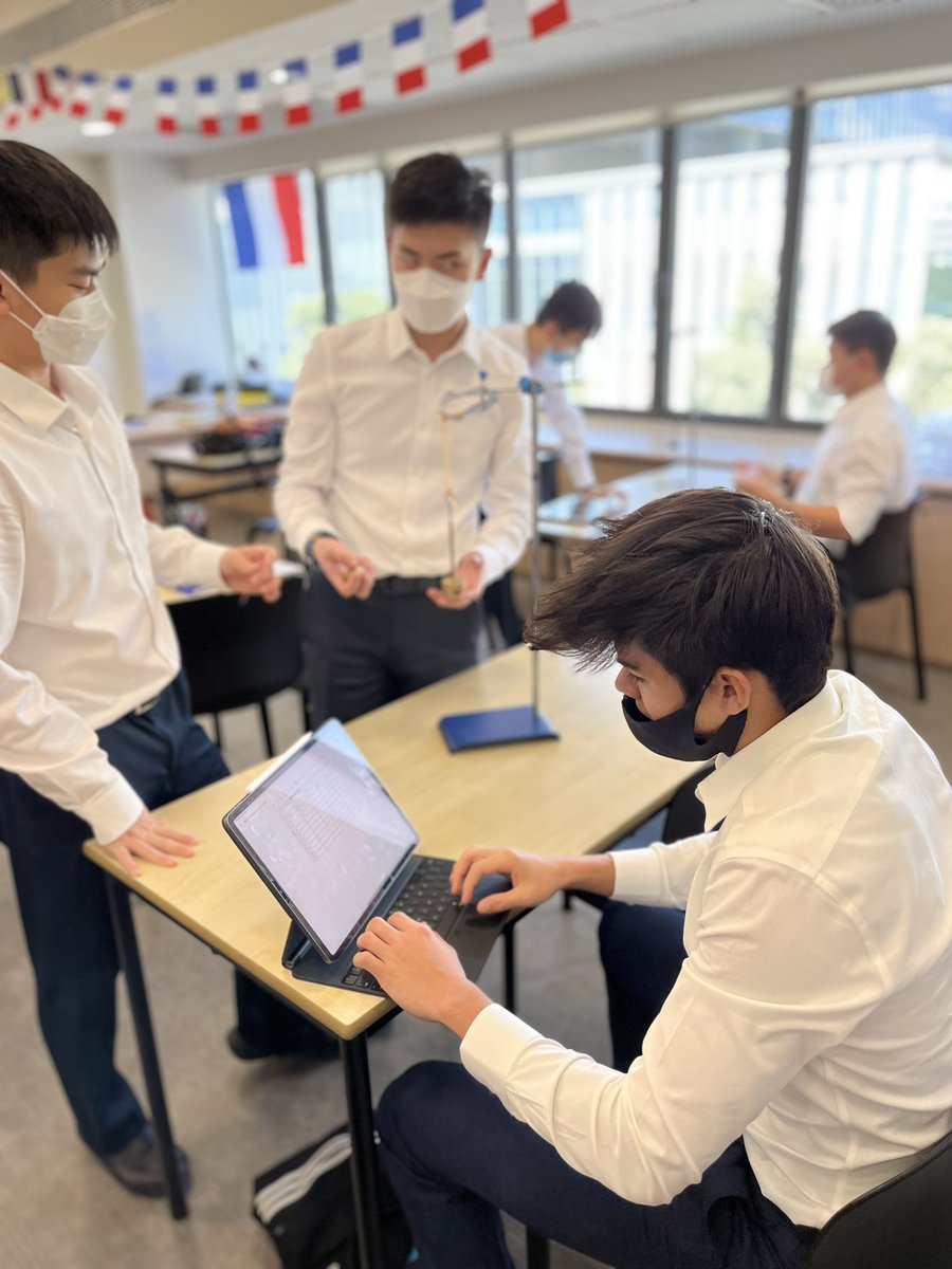 KellettScience's tweet photo. Year 12 Investigating the behaviour of a rubber band. Does it obey Hooke’s law? 
@Kellett_6Form #welovephysics  #physicsisphun #Hookeslaw #practicalfun #investigation #practicalskills #experiments #AlevelPhysics #Year12 https://t.co/yXOPrVdAuB