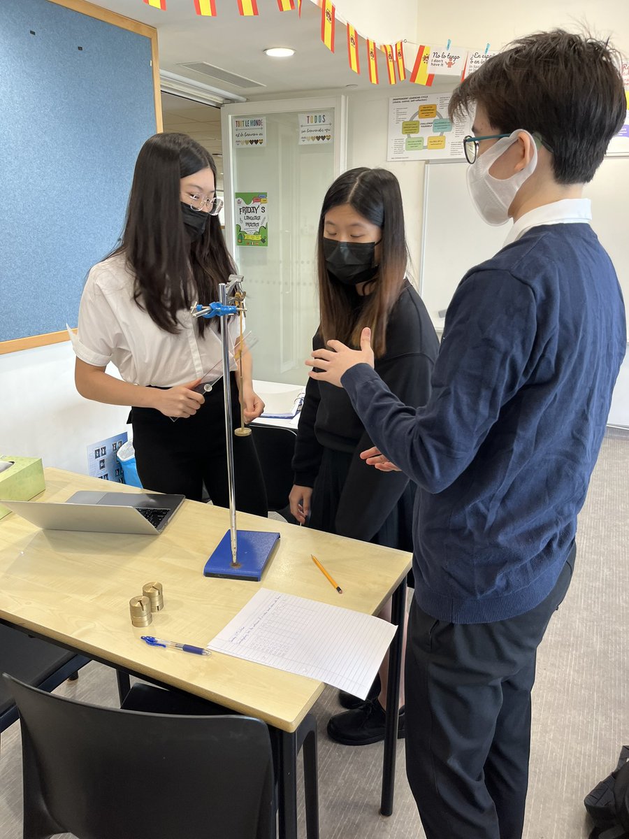 KellettScience's tweet photo. Year 12 Investigating the behaviour of a rubber band. Does it obey Hooke’s law? 
@Kellett_6Form #welovephysics  #physicsisphun #Hookeslaw #practicalfun #investigation #practicalskills #experiments #AlevelPhysics #Year12 https://t.co/yXOPrVdAuB