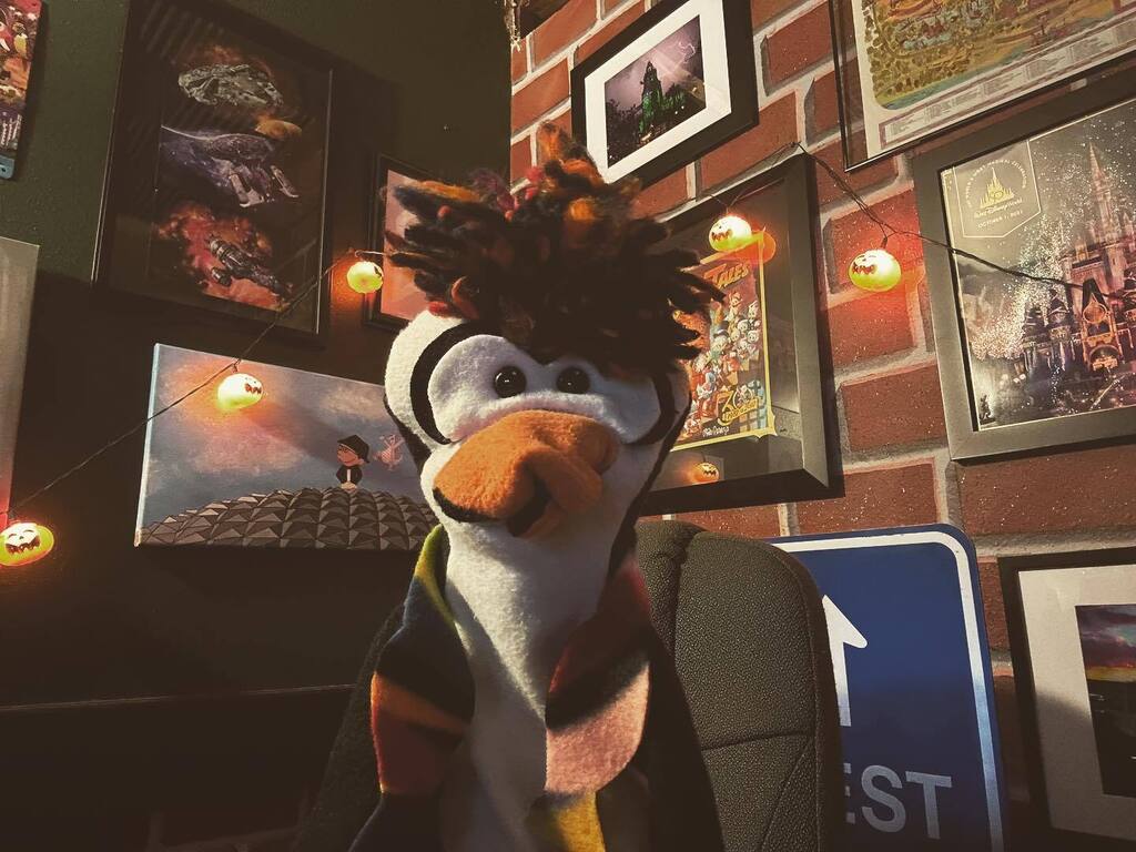 TheGeeksCorner's tweet photo. Tomorrow night’s #geekscorner episode isn’t just the Halloween episode, it also sees the return of Sebby!
#geeks #penguin #disneygeeks #webshow #magical #halloween #disney #disneynews #fun #friends #buddypals #dapsmagic #happyhalloween #puppet #puppets https://t.co/aLILZImgLw https://t.co/d32cv4cLMF