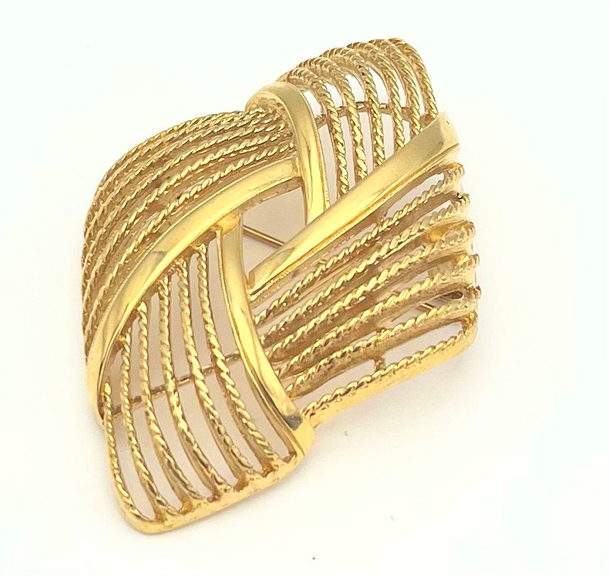 serendipitytrea's tweet photo. Large Monet Gold Brooch Diamond Domed Yellow gold Mid Century signed jewelry Pin #SignedMonet #MonetBrooch
$24.0
➤ https://t.co/els4TfM8kx https://t.co/HtfR7eTh6b