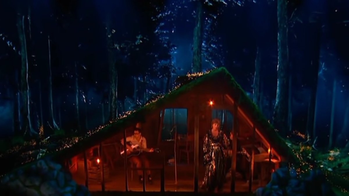 blondielovebot's tweet photo. @taylornation13 i'd rather stay in the castle with the dragons (i had the time of my life fighting with you) and the grammy's hut... the taylor swift cinematic universe is immense #BejeweledMusicVideo https://t.co/lg60FSNJrU
