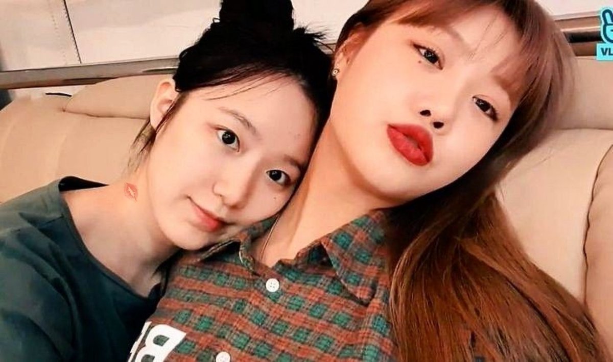 theslapontocom's tweet photo. Que marca linda essa em seu pescoço Shu! E uau combinou bem com a cor do batom da Soo. Aliás, Soojin que lindo olhar para a Shuhua na segunda foto! Queremos mais atualizações. 

— 𝘈𝘵𝘦𝘯𝘤𝘪𝘰𝘴𝘢𝘮𝘦𝘯𝘵𝘦: 𝘖 𝘎𝘢𝘵𝘰. https://t.co/tqHU34DCU1