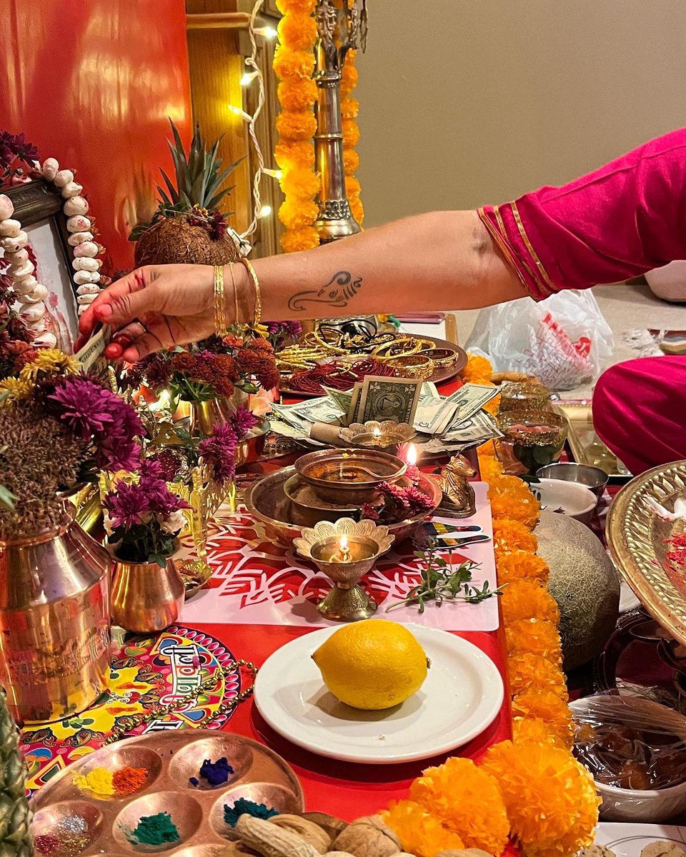 Crazy_soulA's tweet image. Just finished #LaxmiPuja . Don’t know why but  back home they said we have to play card or #kauda today. 

Hope everyone had wonderful time with their love one . 
 🪔🌼♥️💫🙏
So tired 😪 good night 😴 to me and morning to u all .