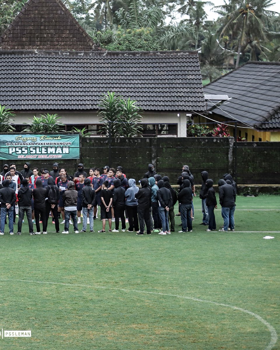 Sore kemarin, tim pelatih, pemain, serta official tim PSS menerima kehadiran rekan-rekan suporter yang menyuarakan aspirasi mereka untuk mengusut tuntas tragedi di Kanjuruhan.