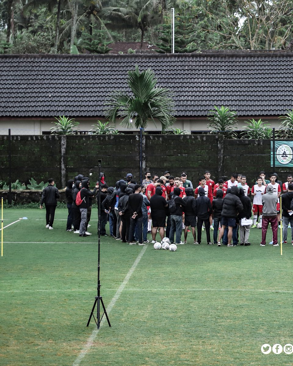 PSSleman's tweet photo. Sore kemarin, tim pelatih, pemain, serta official tim PSS menerima kehadiran rekan-rekan suporter yang menyuarakan aspirasi mereka untuk mengusut tuntas tragedi di Kanjuruhan. https://t.co/tElHCAlMrG