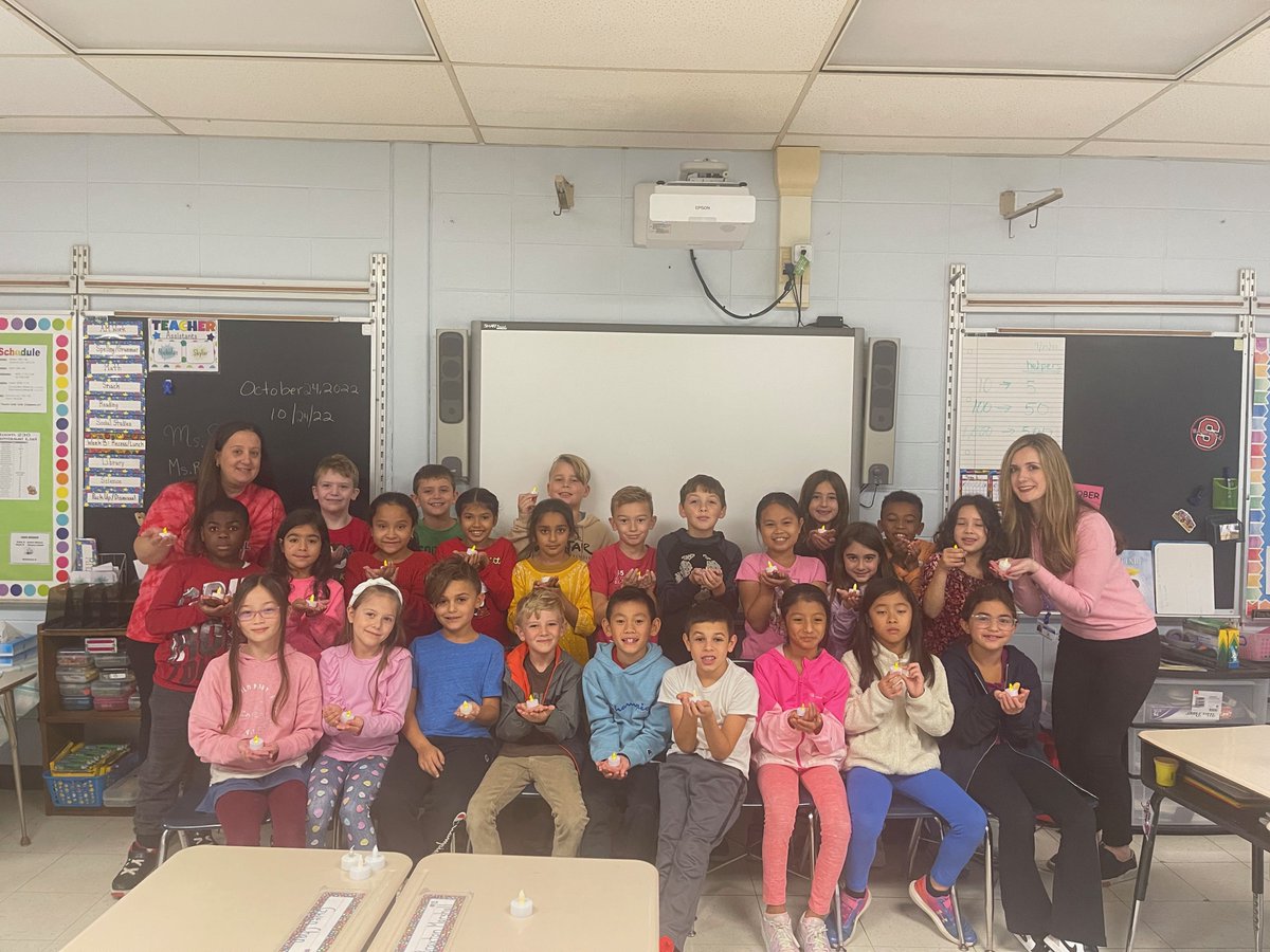 apoorvakhatri's tweet photo. Thank you Commack Schools for helping Mishika celebrate Diwali #BAPSDiwali #BAPS https://t.co/bMsRInZmNO