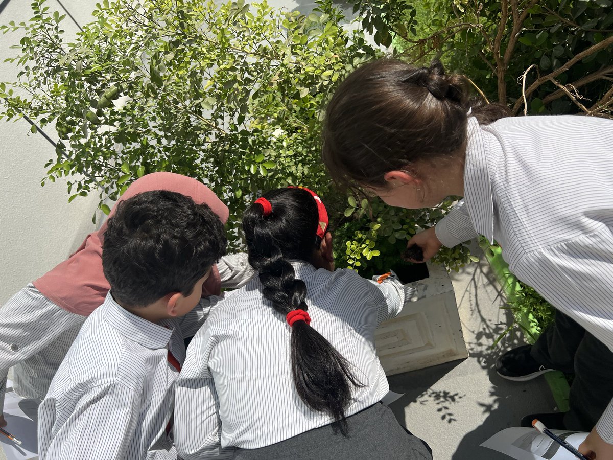MsRebecca07's tweet photo. Hands on experiences are crucial to help students embed learning and make it memorable. We had such a fun Science lesson investigating different types of soil using two of our senses to carefully identify properties and record them in groups ✍🏼🪴 #rocksandsoil #primaryscience https://t.co/N7IKNtd8ab