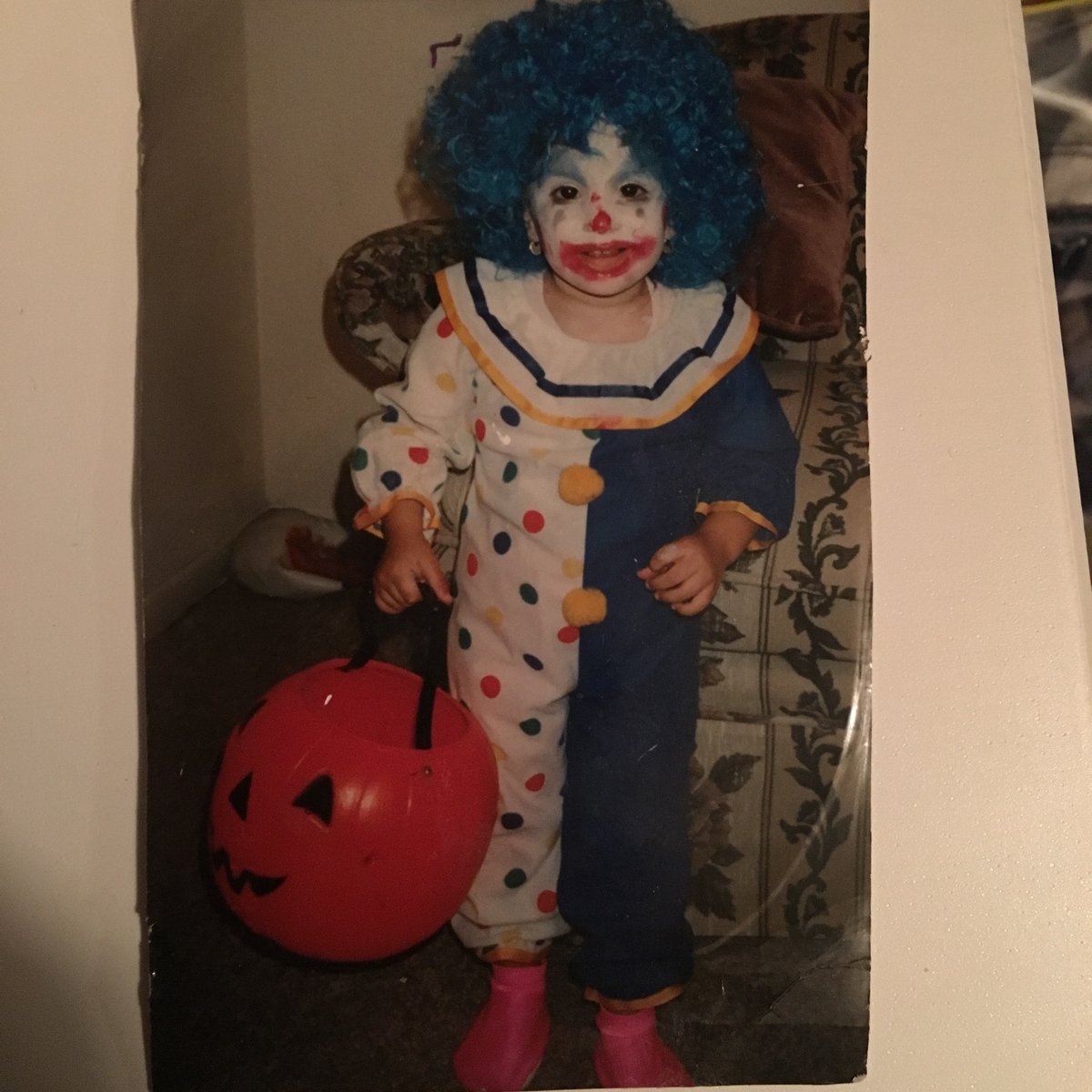 _Gabrielala_'s tweet photo. This Halloween costume is my childhood trauma. 
Still haven’t forgiven my parents for this decision. https://t.co/UI5kp7yrqI