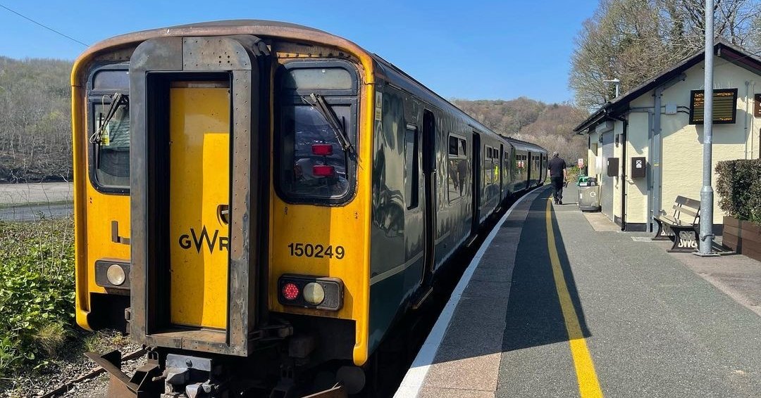 Good morning Great Westerners! ☀ Thank you to southwestern.trains for this lovely photo of one of our trains waiting to leave a station 📸 But, can you #GuessTheStation? Comment your answers below! If you need any help today, please send us a message. We're here until 11pm!