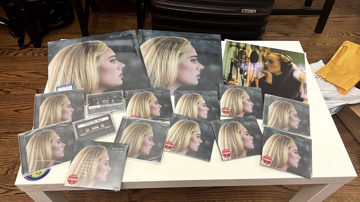 ssl2174's tweet image. Please help me get this message to Adele and her team!! 🤍🤍🤍 @Adele @AdeleAccess @adeledailynet @queenadeIeslays @queenadelesIays @AdeleTheGr8tst @StatsAdele #idrinkwine #adele