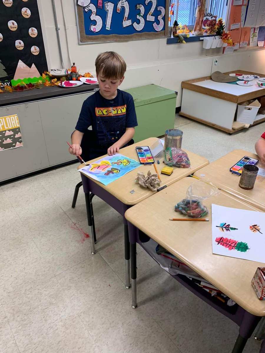 HPE_Adventure's tweet photo. Students explored colour theory with a focus on mixing colours as well as using warm and cool colours to enhance focal points in their art last week.
#AdventureProgram #Multiagelearning #CommunityInvolvement #ExperentialLearning #StudentWellBeing https://t.co/5BEDZfmYU6