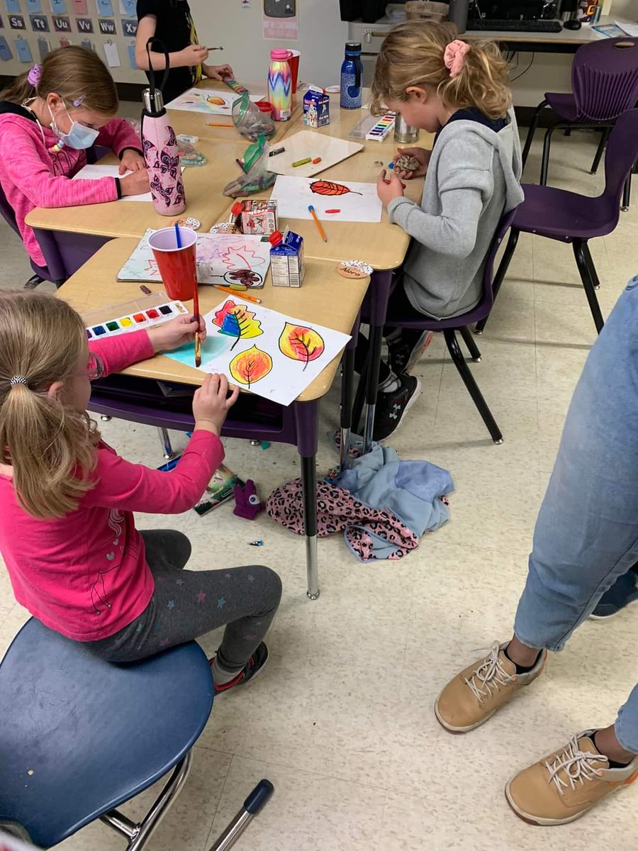 HPE_Adventure's tweet photo. Students explored colour theory with a focus on mixing colours as well as using warm and cool colours to enhance focal points in their art last week.
#AdventureProgram #Multiagelearning #CommunityInvolvement #ExperentialLearning #StudentWellBeing https://t.co/5BEDZfmYU6