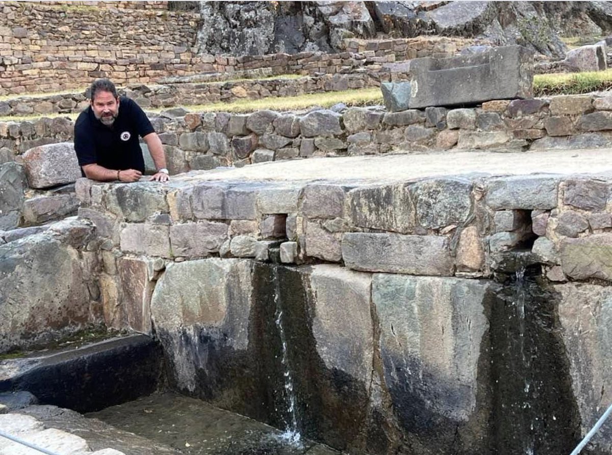 SuarezMuseumNSH's tweet photo. ￼Maely Suárez y Luis Suarez en su visita a Perú visitaron, El baño de la Ñusta,uno de los elementos ceremoniales en piedra que muestra la increíble sensibilidad estética que tenían los Incas.
￼Según relatos en este recinto, la esposa del Inca se bañaba para purificarse. https://t.co/E4Vn1Akarq