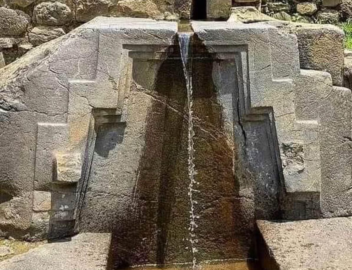 SuarezMuseumNSH's tweet photo. ￼Maely Suárez y Luis Suarez en su visita a Perú visitaron, El baño de la Ñusta,uno de los elementos ceremoniales en piedra que muestra la increíble sensibilidad estética que tenían los Incas.
￼Según relatos en este recinto, la esposa del Inca se bañaba para purificarse. https://t.co/E4Vn1Akarq