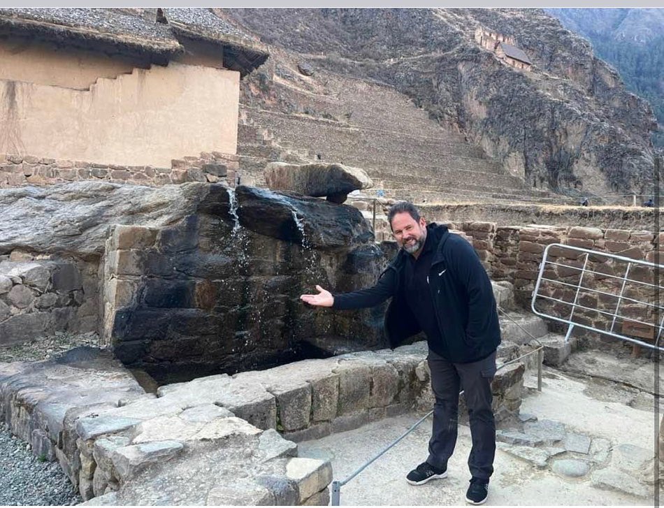 SuarezMuseumNSH's tweet photo. ￼Maely Suárez y Luis Suarez en su visita a Perú visitaron, El baño de la Ñusta,uno de los elementos ceremoniales en piedra que muestra la increíble sensibilidad estética que tenían los Incas.
￼Según relatos en este recinto, la esposa del Inca se bañaba para purificarse. https://t.co/E4Vn1Akarq