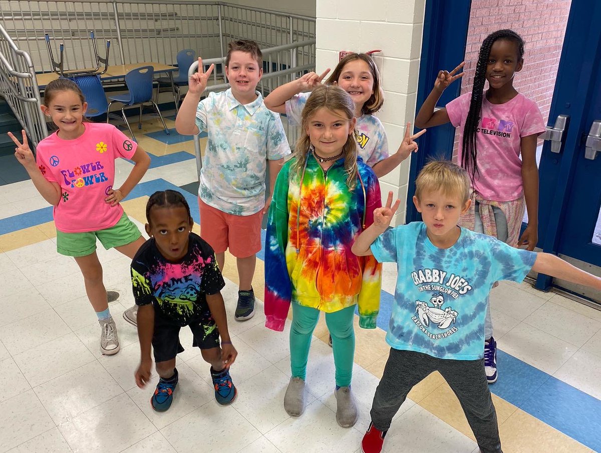 sdedragons's tweet photo. We’re all saying “Peace Out Drugs” on this first day of #redribonweek. Today we wore our hippiest clothes to remind us to #celebratelifelivedrugfree. #tiedye #hippies #peaceout #dressupdays https://t.co/tsHpOrac5U