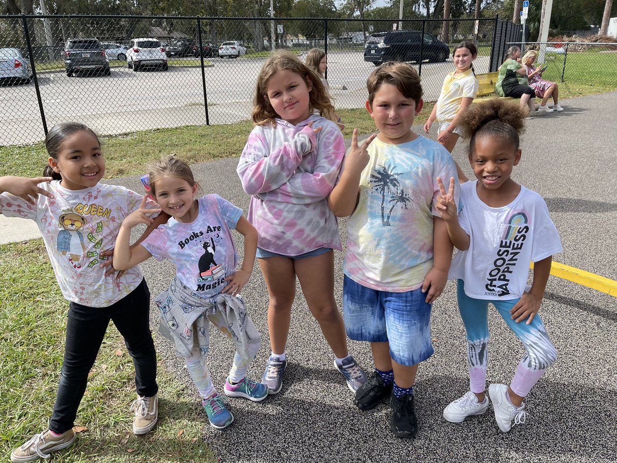 sdedragons's tweet photo. We’re all saying “Peace Out Drugs” on this first day of #redribonweek. Today we wore our hippiest clothes to remind us to #celebratelifelivedrugfree. #tiedye #hippies #peaceout #dressupdays https://t.co/tsHpOrac5U