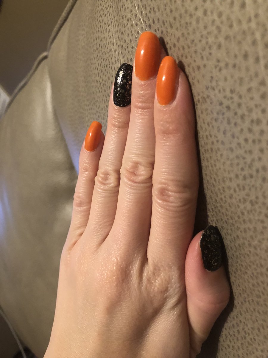 teffmyart2's tweet photo. My Halloween manicure 💅🏻 https://t.co/X9ZCXFdI7j