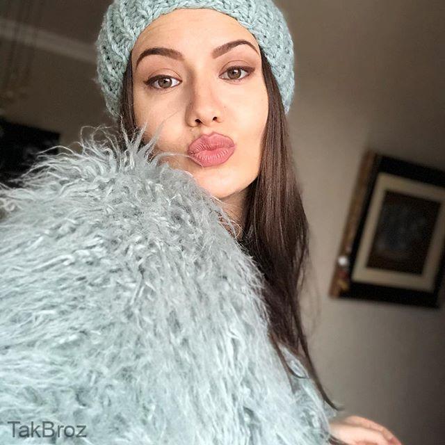 takbroz's tweet photo. در این مقاله مجله تک به روز بیوگرافی فحریه اوجن (Fahriye Evcen) و همسرش بوراک اوزچیویت ( Burak Özçivit) یکی از زیباترین و معروفترین بازیگران کشور ترکیه را با هم مرور می‌کنیم
 https://t.co/gaqGhGHi5A

#FahriyeEvcen 
#burakozcivit 
#فحریه_اوجن
#بوراک_اوزچیویت https://t.co/MsIAgNXBrq