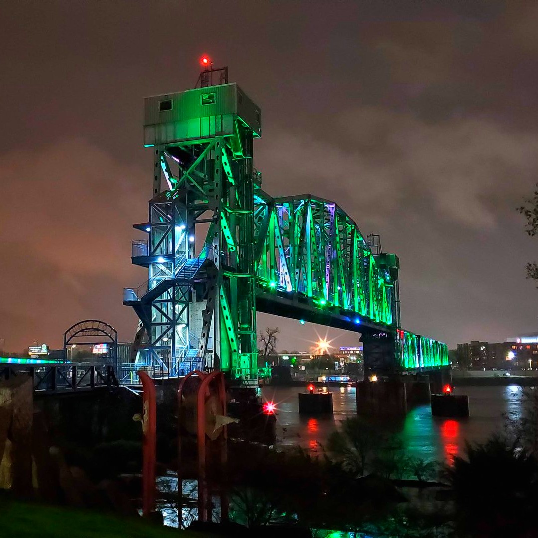 Tonight our bridges will shine a beautiful 💚 kelly green to welcome Region 8 and Region 10 of the National Rural Electric Cooperative Association! (NRECA) 

#NREAC #electriccoops #CoopMonth #riverlights #bridges #LittleRock #Arkansas #rivermarket #RiverMarketLR #LRRiverMarket