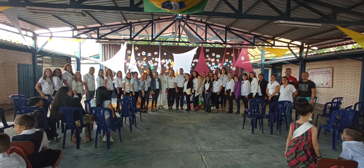 EB_SIMONBOLIVAR's tweet photo. La gran familia de la E. B. Simón Bolívar, realiza misa de acción de gracias en su 59 Aniversario @MPPEDUCACION @ZonaEducTachira https://t.co/ayVzyDAuSn