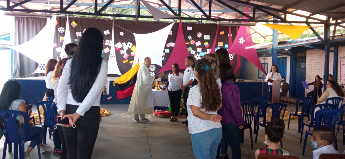 EB_SIMONBOLIVAR's tweet photo. La gran familia de la E. B. Simón Bolívar, realiza misa de acción de gracias en su 59 Aniversario @MPPEDUCACION @ZonaEducTachira https://t.co/ayVzyDAuSn