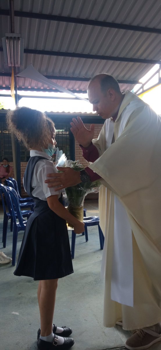 EB_SIMONBOLIVAR's tweet photo. La gran familia de la E. B. Simón Bolívar, realiza misa de acción de gracias en su 59 Aniversario @MPPEDUCACION @ZonaEducTachira https://t.co/ayVzyDAuSn