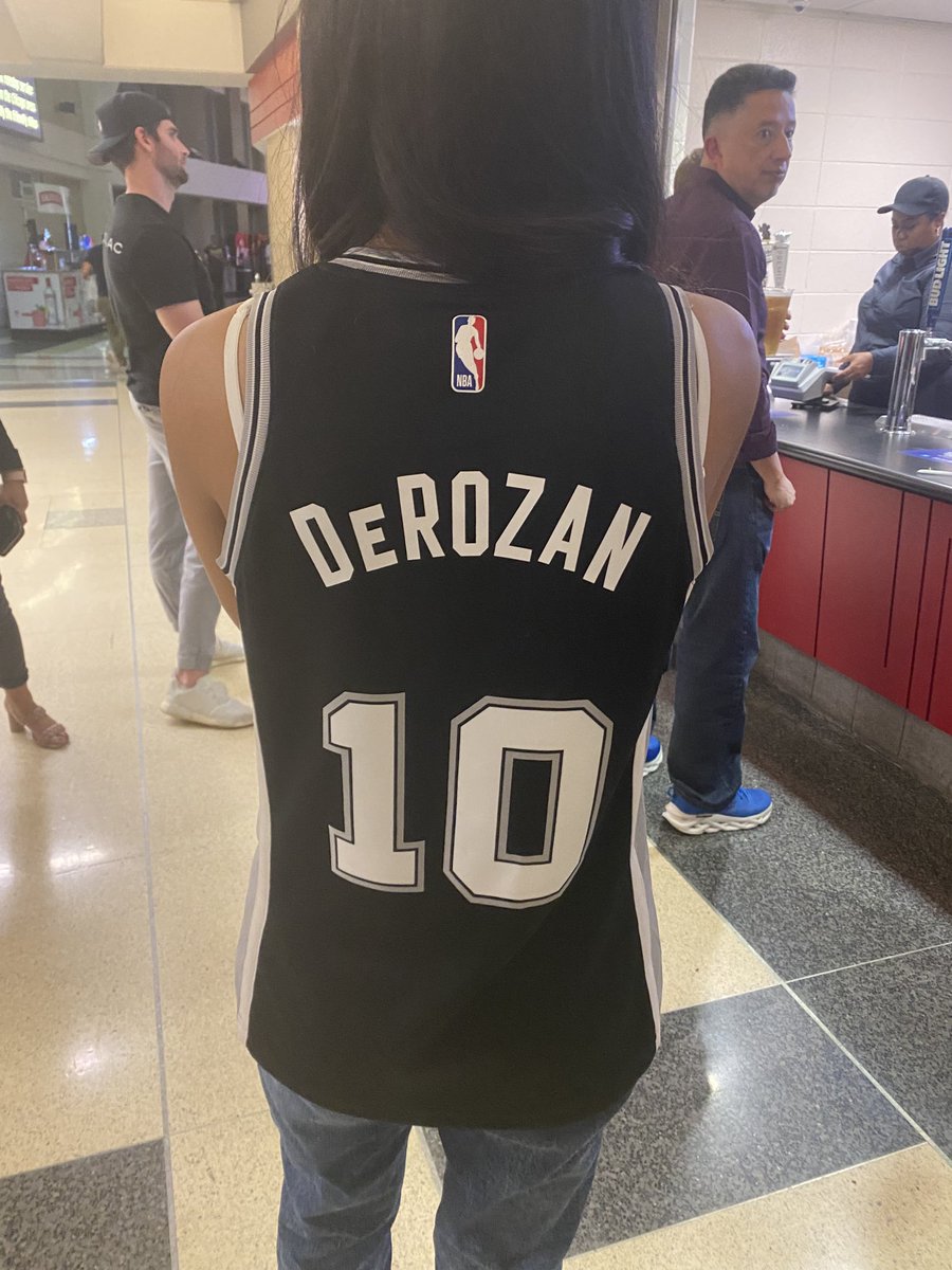 sxharw's tweet photo. HARDLY HOME BUT ALWAYS REPPIN #bullsgame #unitedcenter ⁦@spurs⁩ https://t.co/efNdlwv11H