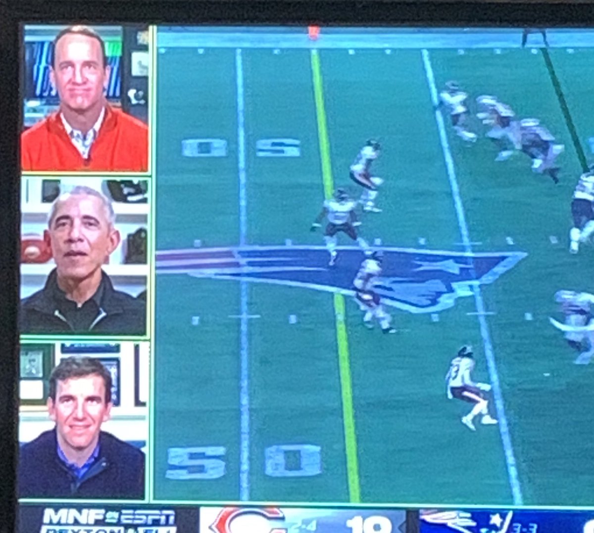 primetimecar's tweet photo. Peyton &amp; Eli tuning the shit out of Obama and locking in on the game while he talks about the importance of voting has me in tears lmao https://t.co/tBEQd2yudg