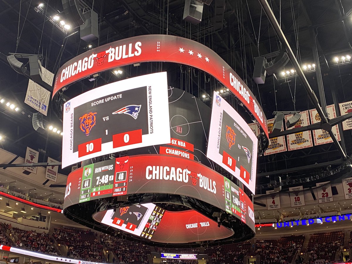 Bulls fans erupt when they show the #Bears #Patriots score on the big screen. You love to see it!