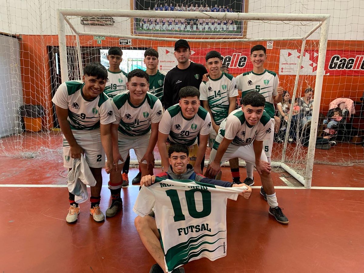 MviejoFutsal's tweet photo. #FutsalBAFI ¡Gran jornada para El Verde!

El Verde visitó a Laureles Argentinos por la fecha 5 de la Copa de Oro de @bafi_futsal
Resultados:
Primera división: victoria 9-1
Tercera división: victoria 5-1
Cuarta división: empate 3-3
Quinta división: derrota 5-3

#VamosQueVamos https://t.co/qvYaxrhlJq