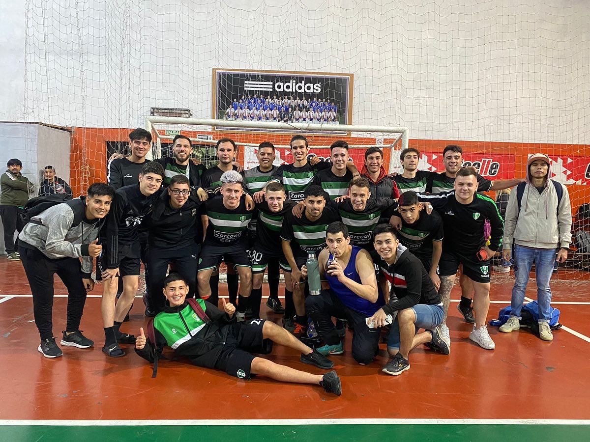 MviejoFutsal's tweet photo. #FutsalBAFI ¡Gran jornada para El Verde!

El Verde visitó a Laureles Argentinos por la fecha 5 de la Copa de Oro de @bafi_futsal
Resultados:
Primera división: victoria 9-1
Tercera división: victoria 5-1
Cuarta división: empate 3-3
Quinta división: derrota 5-3

#VamosQueVamos https://t.co/qvYaxrhlJq