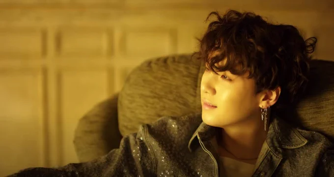 Haven't listened to BTS in a hot minute but I'm falling down the rabbit hole again and I still really like the aesthetic of fake love the colours and sets are just so solid 