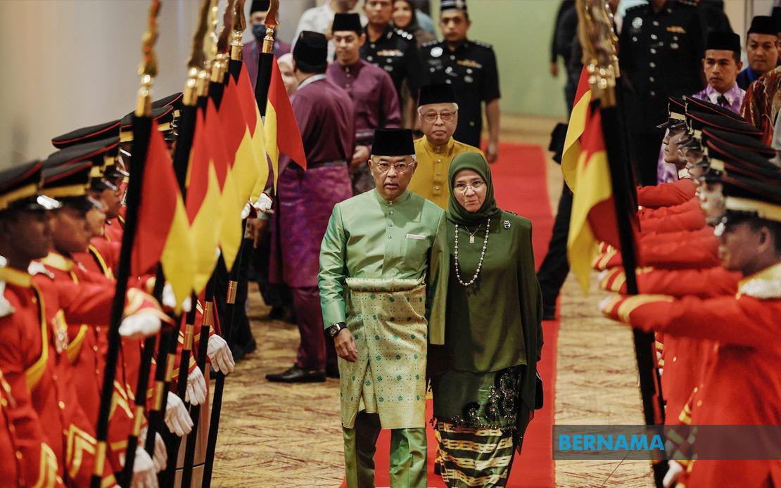 bernamadotcom's tweet photo. #MTHQA : Qari Bahrain Mohamed Sameer Mohamed Magahed dan qariah Malaysia Sofizah Mousin, masing-masing diumum johan tilawah pada Majlis Tilawah dan Menghafaz Al-Quran Peringkat Antarabangsa (MTHQA) Ke-62, malam tadi.
https://t.co/AM3SokrN6f https://t.co/2gaQKOMV1R