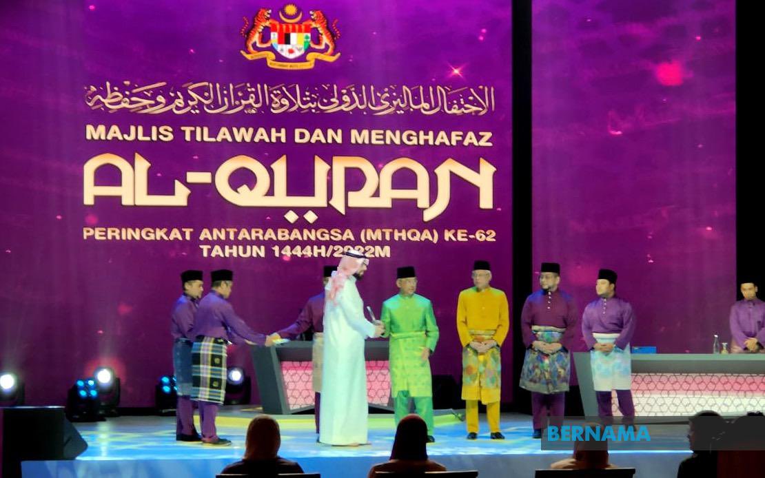 bernamadotcom's tweet photo. #MTHQA : Qari Bahrain Mohamed Sameer Mohamed Magahed dan qariah Malaysia Sofizah Mousin, masing-masing diumum johan tilawah pada Majlis Tilawah dan Menghafaz Al-Quran Peringkat Antarabangsa (MTHQA) Ke-62, malam tadi.
https://t.co/AM3SokrN6f https://t.co/2gaQKOMV1R