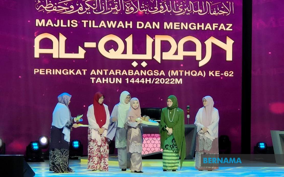 bernamadotcom's tweet photo. #MTHQA : Qari Bahrain Mohamed Sameer Mohamed Magahed dan qariah Malaysia Sofizah Mousin, masing-masing diumum johan tilawah pada Majlis Tilawah dan Menghafaz Al-Quran Peringkat Antarabangsa (MTHQA) Ke-62, malam tadi.
https://t.co/AM3SokrN6f https://t.co/2gaQKOMV1R