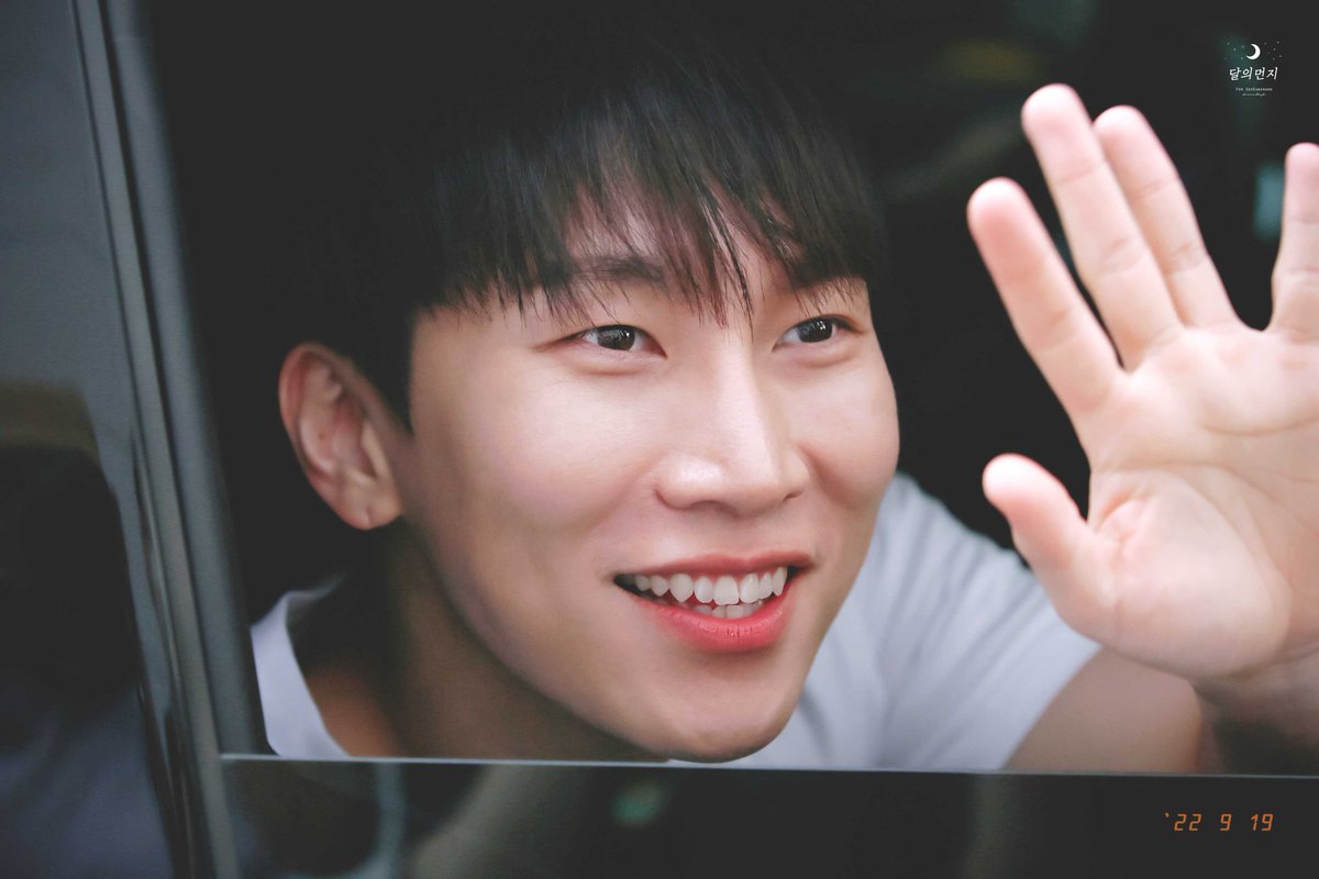 Luna_Dust_'s tweet photo. 220919 비긴어게인 #서은광 퇴근

낯가려서 부끄러워하지만 멜로디에게 늘 진심인 사람💕
#MAMAVOTE #BTOB #btob https://t.co/DGJfKNLBp9