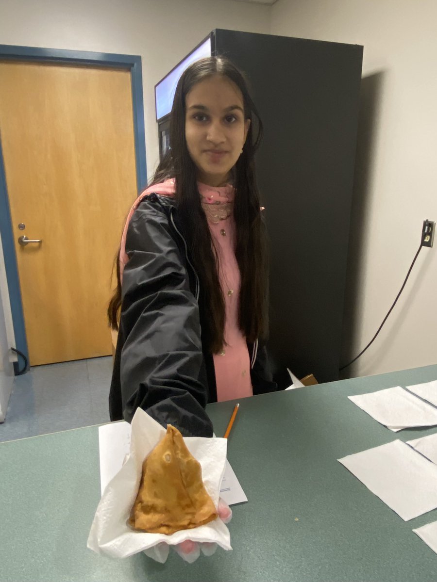 LearningWithMsA's tweet image. Celebrating Diwali @Howemiddle today! Wishing everyone who is celebrating a happy #Diwali 🪔 #beabulldog🐾