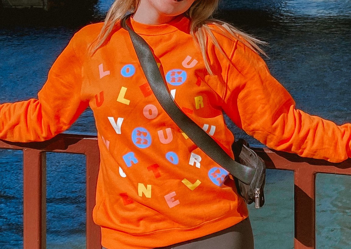 kaylakrugerx's tweet photo. someone please buy my LOT orange crewneck. it’s a medium 🥺 I bought an XL too and don’t need both. I only wore it once! (In these pics) #hslot #HarryStylesLoveOnTour #harrystylesmerch
https://t.co/o98skd0Dok https://t.co/denl2pmeY2