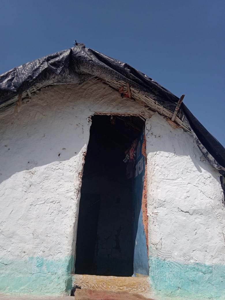 Gopalsala1's tweet photo. @VSrinivasGoud Respected Sir,I would like to inform you that I'm Y.Bhagyalakshmi R%Chowdarpalli,Devarakadra Mandal MBNR Dist 509204. Cell:8886091850 Humble  Request  for sanctioning of  a double bedroom house Sir.we have been living  in a thatched hut  for 20 years. https://t.co/AzAn8OrtTq
